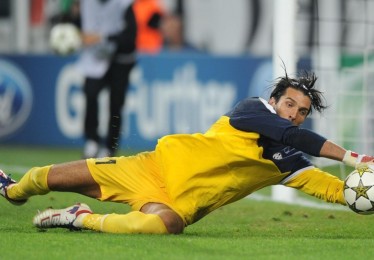 华体会：巴萨3-2力克皇马捧起西超杯，拉菲尼亚双响定乾坤，维尼修斯一条龙惊艳全场