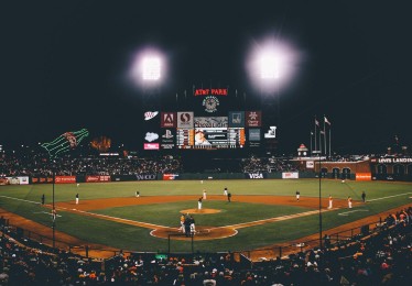 华体会HTH_快船瞄准特雷-杨，美媒披露三换一交易方案，强化哈登休息时段进攻火力